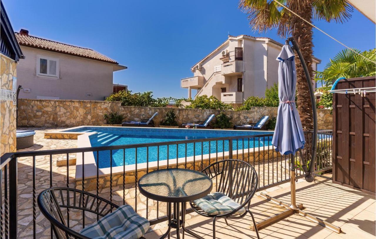 Cozy Apartment In Krk With Kitchen คิร์ก ภายนอก รูปภาพ