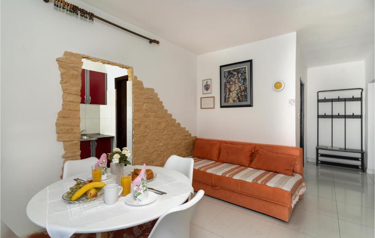Cozy Apartment In Krk With Kitchen คิร์ก ภายนอก รูปภาพ