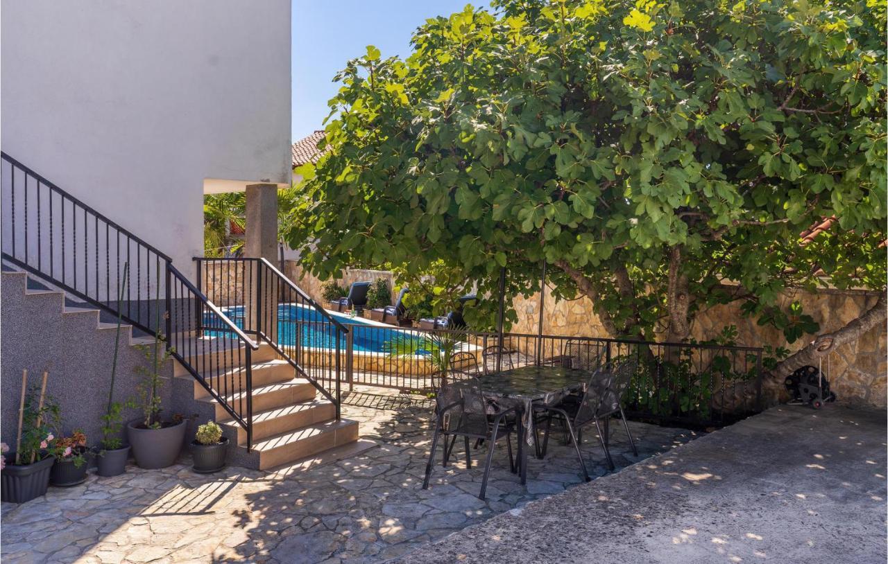 Cozy Apartment In Krk With Kitchen คิร์ก ภายนอก รูปภาพ